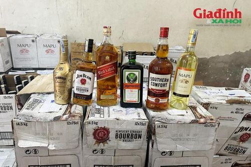 'Chặn đứng' xe tải có dấu hiệu nghi vấn, thu giữ gần 1.000 chai rượu ngoại nhập lậu