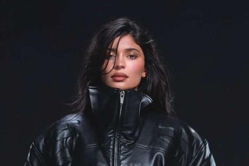 Bất chấp cáo buộc đạo nhái, bộ sưu tập đầu tay của Kylie Jenner vẫn cháy hàng