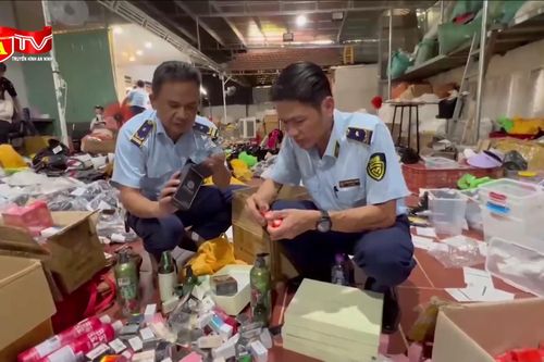 Đột kích kho hàng giả 'khủng', chuyên bán livestream hàng thương hiệu giá vài chục nghìn