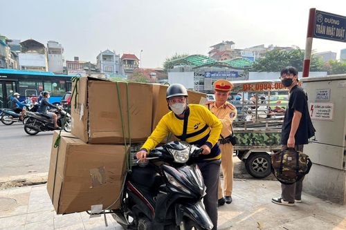 Chở hàng cồng kềnh, lái xe bị Cảnh sát giao thông xử phạt