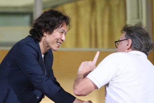 Hai HLV Gong Oh-kyun và Troussier hội ngộ trên sân Hàng Đẫy