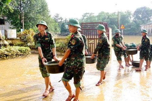 Hà Tĩnh: Bộ đội Cụ Hồ sát cánh cùng nhân dân vùng lũ