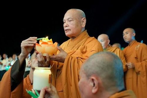 Trưởng lão Hòa thượng Thích Thiện Nhơn dự Lễ thắp nến truyền đăng tại Đồng Nai