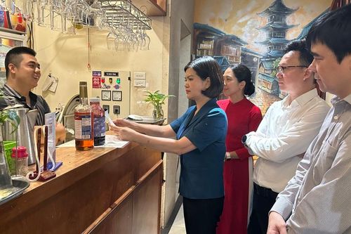 Gắn biển 'Tuyến phố an toàn thực phẩm có kiểm soát' tại phố Trạm, Long Biên