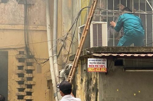 Xử lý nhanh đám cháy giả định cứu người mắc kẹt ở tập thể Thành Công