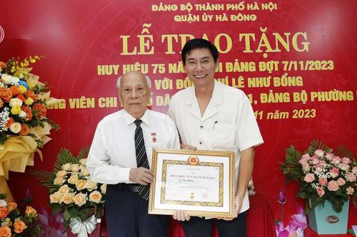 Hà Đông: Trao Huy hiệu 75 năm tuổi Đảng cho đảng viên Lê Như Bổng