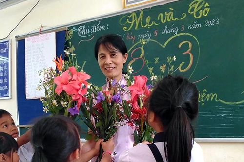Chương trình 'Chia sẻ cùng thầy cô' 2023 tôn vinh 58 cá nhân tiêu biểu