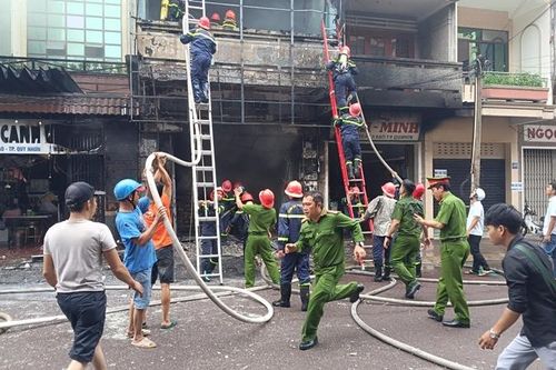 Nhanh chóng dập tắt đám cháy cửa hàng chăn đệm