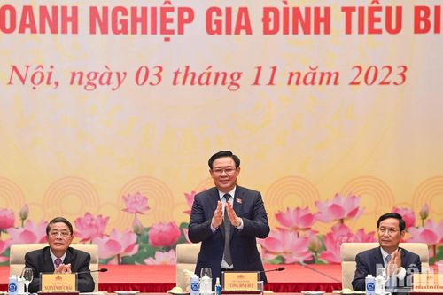Chủ tịch Quốc hội gặp mặt đoàn đại biểu doanh nghiệp gia đình tiêu biểu cả nước