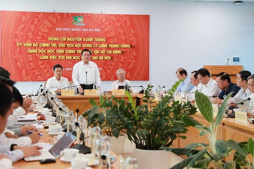 Chủ động các báo cáo, kiến nghị, cung cấp thông tin cho vấn đề xây dựng lý luận, nghị quyết