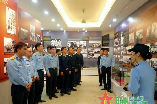 Bồi đắp lịch sử, truyền thống cho bộ đội