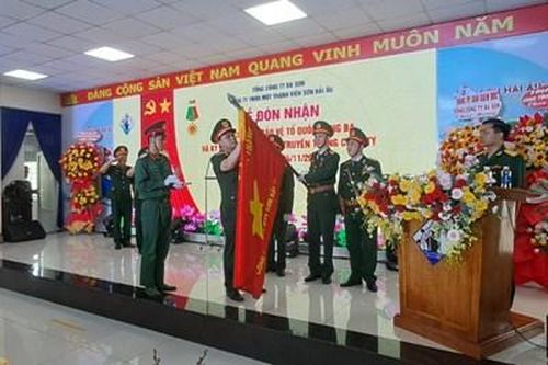 Công ty Sơn Hải Âu đón nhận Huân chương Bảo vệ Tổ quốc hạng Ba