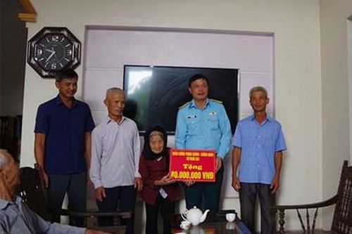 Sư đoàn 363 trao tiền hỗ trợ xây 'Nhà tình nghĩa' tặng gia đình bà Lê Thị Khánh