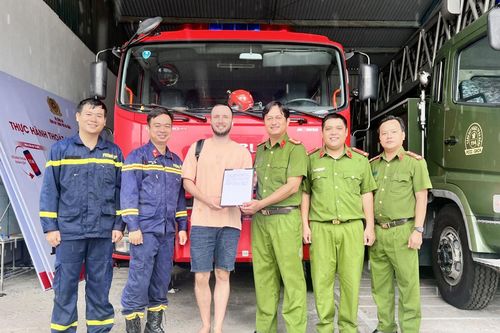 Thoát hiểm, du khách người Nga cảm ơn lực lượng cứu nạn của Công an TP Đà Nẵng