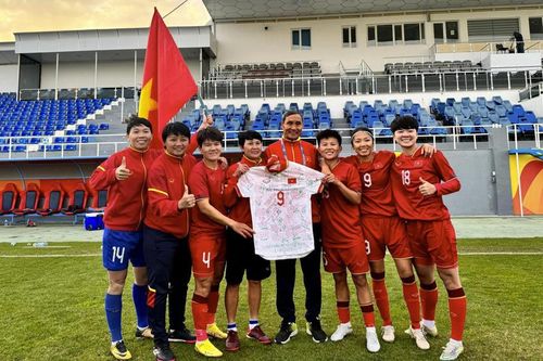 Cầu thủ nữ Việt Nam bịn rịn chia tay HLV Mai Đức Chung
