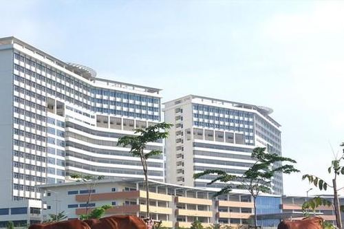 Bệnh nhân thiếu chỗ nằm, bệnh viện nghìn tỷ xây mãi chưa xong