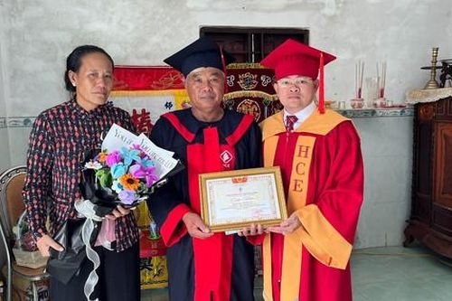 Cảm động hình ảnh ba thay con trai đã qua đời nhận bằng tốt nghiệp xuất sắc