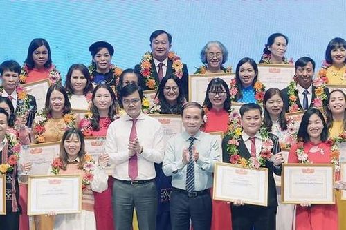 Tuyên dương 58 giáo viên vùng khó trong chương trình Chia sẻ cùng thầy cô năm 2023