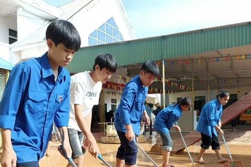 Áo xanh tình nguyện giúp người dân dọn bùn sau lũ