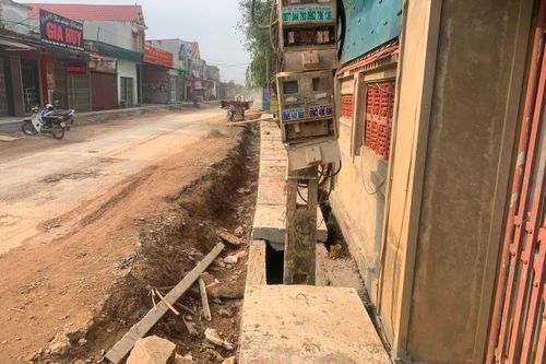 Kỳ lạ những cây cột điện 'mắc kẹt' giữa rãnh thoát nước