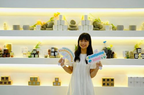 Nữ sinh có thu nhập 'khủng' nhờ kinh doanh nến thơm