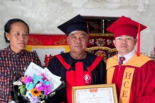 Nam sinh qua đời, ba mặc lễ phục thay con trai nhận bằng tốt nghiệp xuất sắc