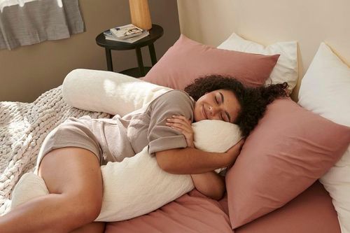 Vì sao nhiều người bắt buộc phải ôm một thứ gì đó mới có thể ngủ ngon?