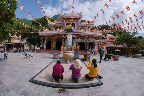 Xúc động những khoảnh khắc du khách chiêm bái núi Bà Đen, Tây Ninh