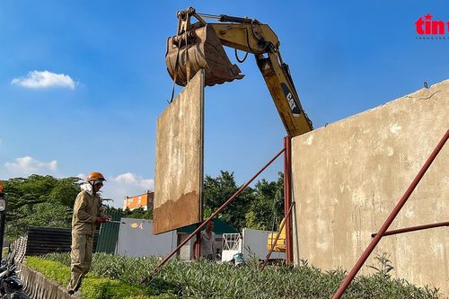 Tháo rào chắn bê tông gây bức xúc dư luận tại dự án Vành đai 2,5