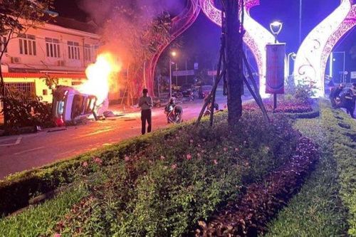 Nghẹt thở giây phút CSCĐ cứu 6 người khỏi chiếc xe mercede trước khi cháy rụi