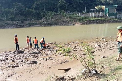 Nghệ An: Hai mẹ con lội qua sông lúc thủy điện xả lũ, người mẹ bị nước cuốn tử vong