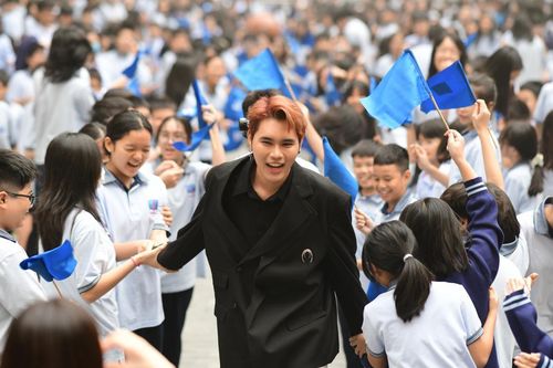 Lâm Phúc - Á quân Vietnam Idol được fan vây kín chào đón nồng nhiệt