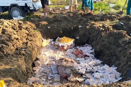 Bản tin Chống buôn lậu 3/11: Tiêu hủy 200kg xúc xích không rõ nguồn gốc; Xử phạt doanh nghiệp vi phạm thuế