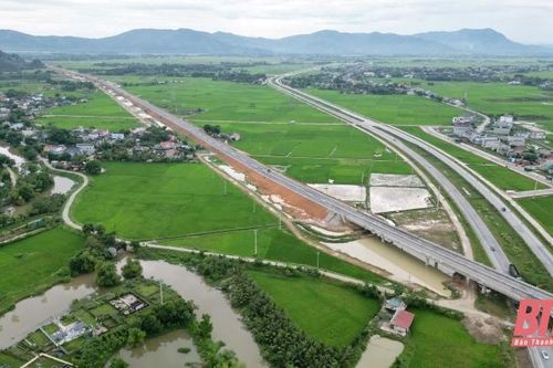 Tặng Bằng khen cho 35 tập thể và cá nhân có thành tích xuất sắc trong công tác giải phóng mặt bằng dự án cao tốc Bắc - Nam