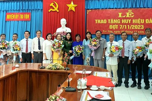 Trao Huy hiệu Đảng cho 12 đảng viên huyện Tri Tôn