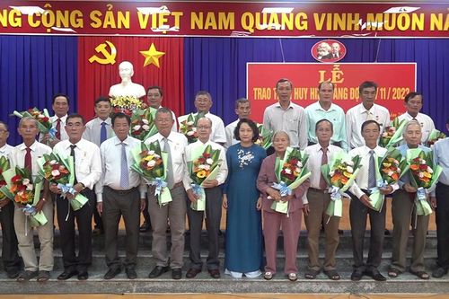 Ban Thường vụ Huyện ủy Thoại Sơn trao Huy hiệu Đảng đợt 7/11