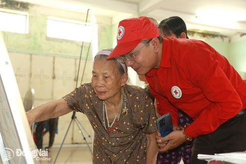 Lang thang phố phường làm việc thiện