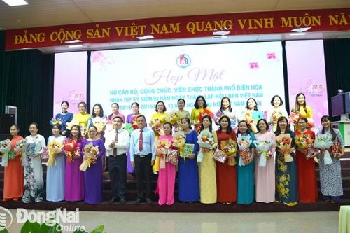 Quan tâm công tác cán bộ nữ, cán bộ trẻ
