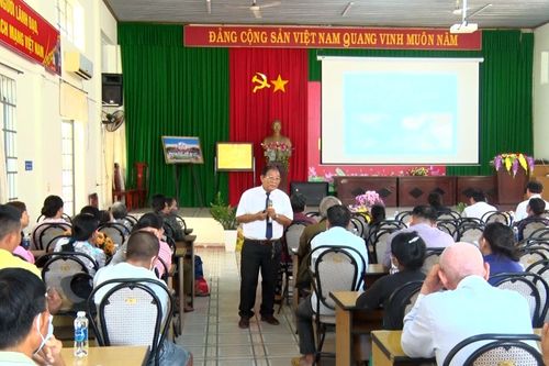 Tuyền truyền, tư vấn pháp luật, tặng quà cho người dân, học sinh