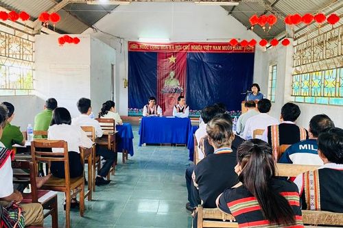 Trưởng ban Dân vận Tỉnh ủy Gia Lai Phạm Thị Tố Hải dự sinh hoạt chi bộ buôn Blăk