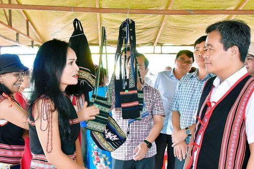 Tiếp tục đoàn kết, giúp nhau phát triển kinh tế, xây dựng quê hương giàu đẹp