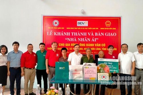 Bàn giao nhà nhân ái cho hộ nghèo có hoàn cảnh đặc biệt khó khăn tại huyện Hữu Lũng