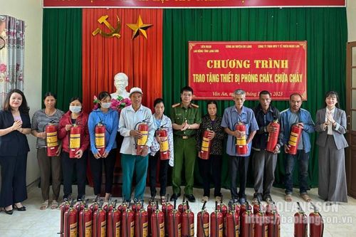Liên đoàn Lao động tỉnh phối hợp tặng quà và thiết bị chữa cháy tại Chi Lăng