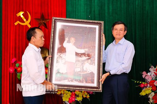 Đồng chí Bí thư Tỉnh ủy dự sinh hoạt tại Chi bộ 8, Đảng bộ xã Khánh Thiện, huyện Yên Khánh