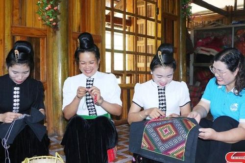 Giữ nghề thêu khăn piêu truyền thống