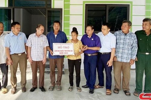 Hỗ trợ gia đình hội viên CCB bị hỏa hoạn ở Mường Chùm