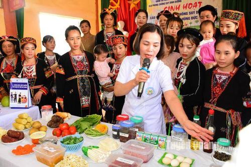 Hướng dẫn thực hành dinh dưỡng cho gần 100 người tại xã Hùng Đức