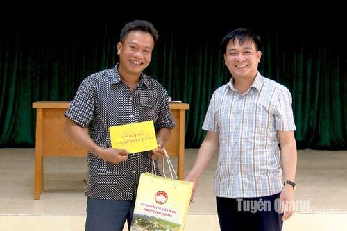 Đồng chí Nguyễn Hưng Vượng dự sinh hoạt chi bộ và nắm tình hình cơ sở tại Lâm Bình