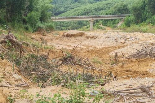Khai thác cát 'chui' ở thượng nguồn sông Bồ