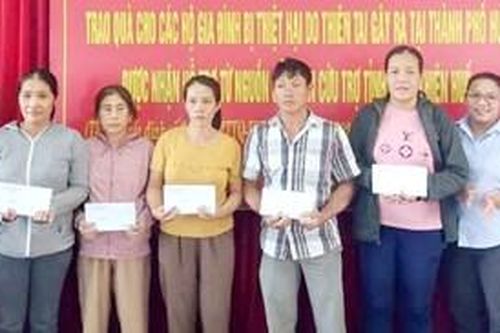 Trao gần 200 triệu đồng hỗ trợ các hộ dân bị thiệt hại do lốc xoáy ở TP. Huế